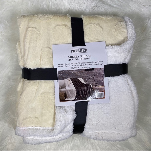 Kate & Co. Other - ✨SALE✨Ivory Dots Micromink Sherpa Throw